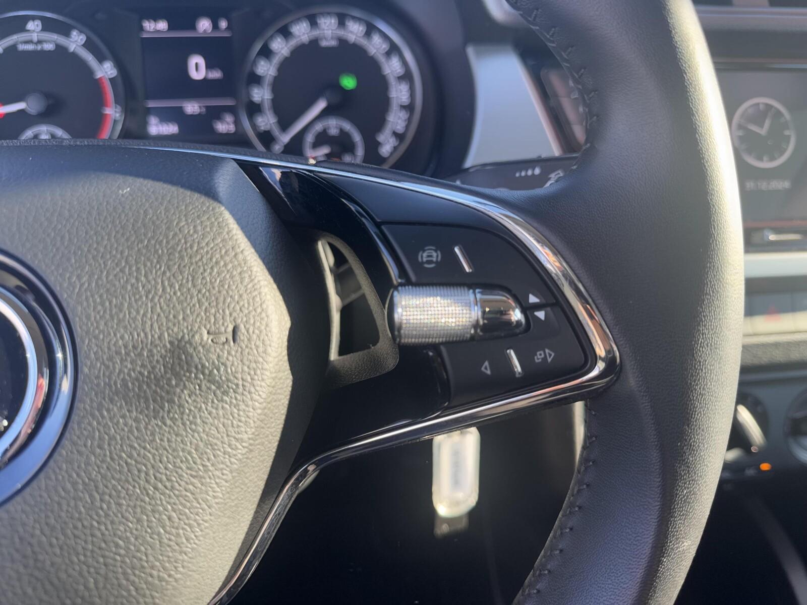 1.0 TSI Ambition DSG, SmartLink, Czujniki parkowania tył, pakiet zima 17