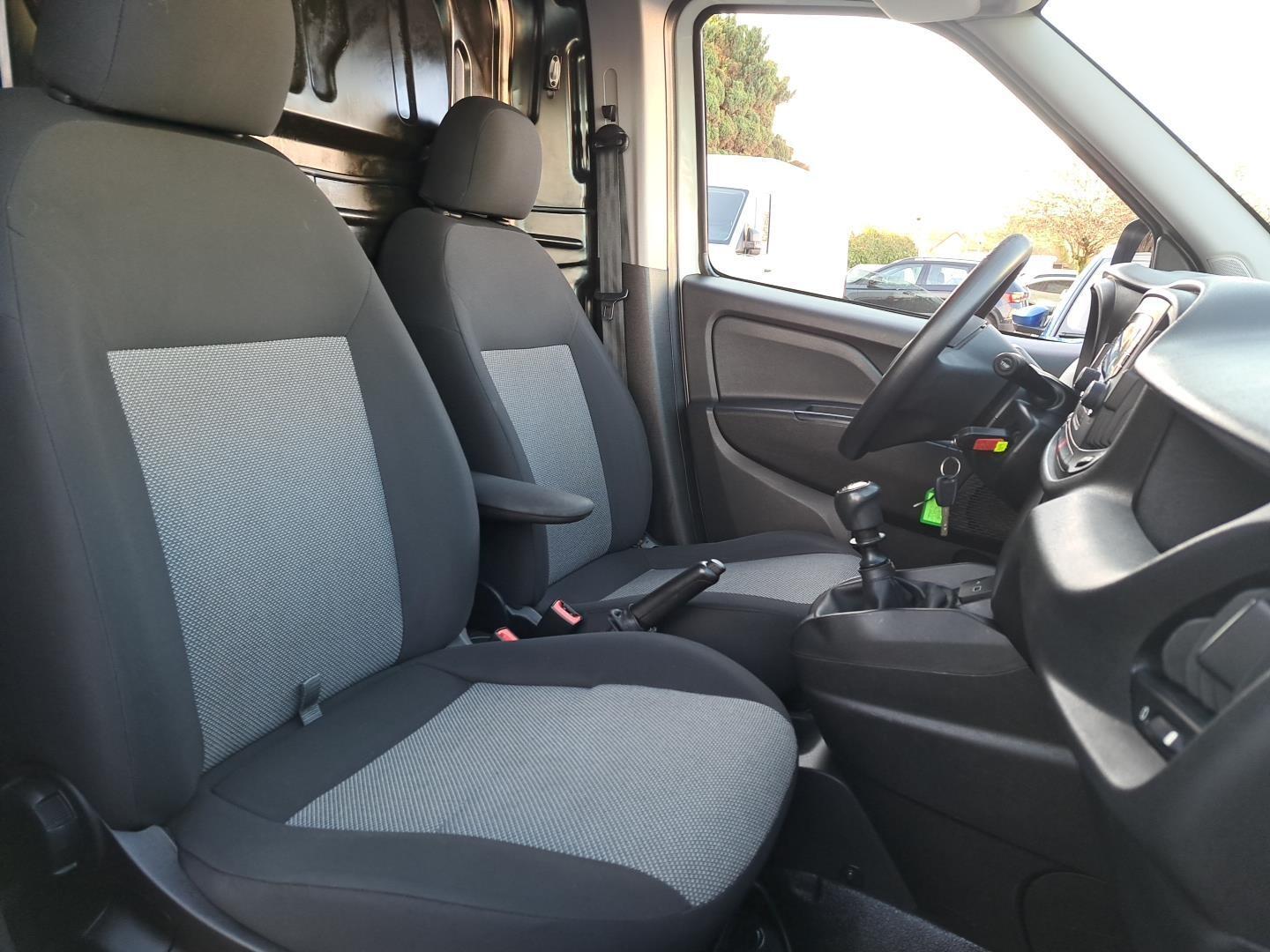 SalonPL CARGO 1.6 MultiJet 105KM MaxiBase BusinessPro Ciężarowy  FV23% 11
