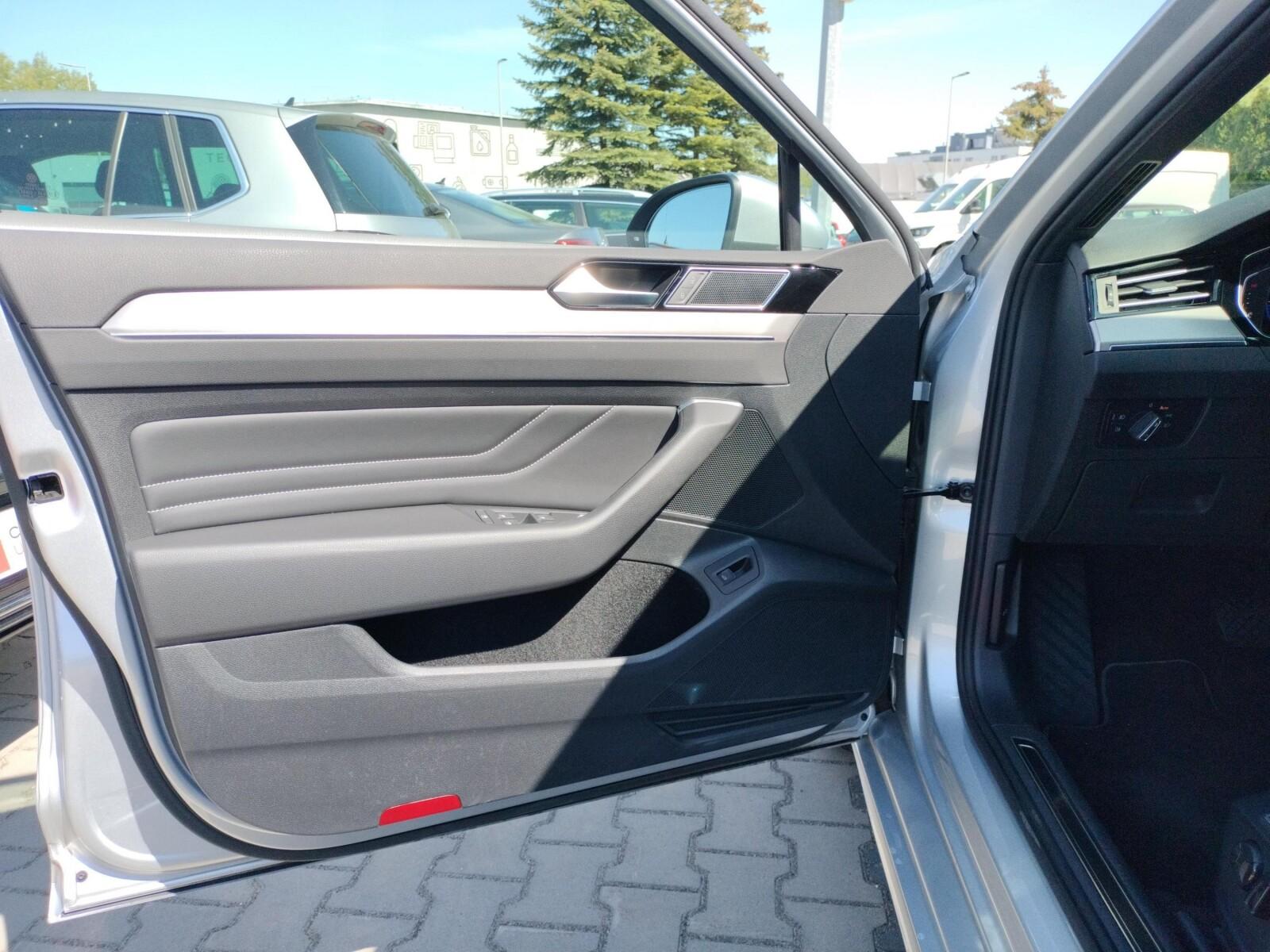 Volkswagen Passat Variant R-line DSG 9